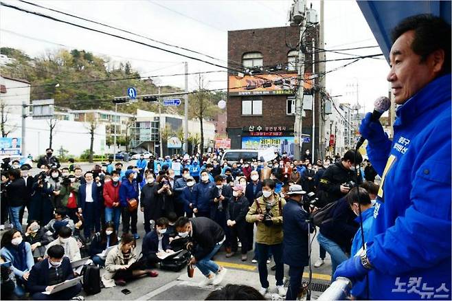 더불어민주당 종로 이낙연 후보가 지난달 12일 서울 종로구 구기동 거리에서 지지를 호소하는 모습.(사진=황진환 기자/자료사진)