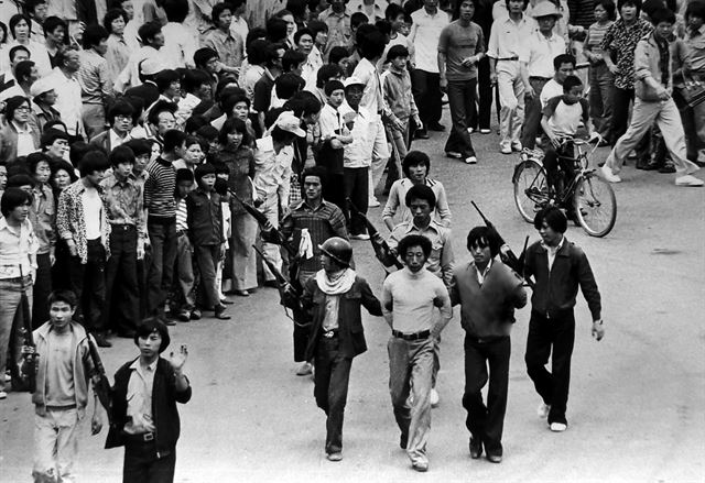 1980년 5월 23일 전남도청 앞에서 시민군들이 프락치로 의심되는 청년을 체포해 연행하고 있다. 박태홍 전 한국일보 기자