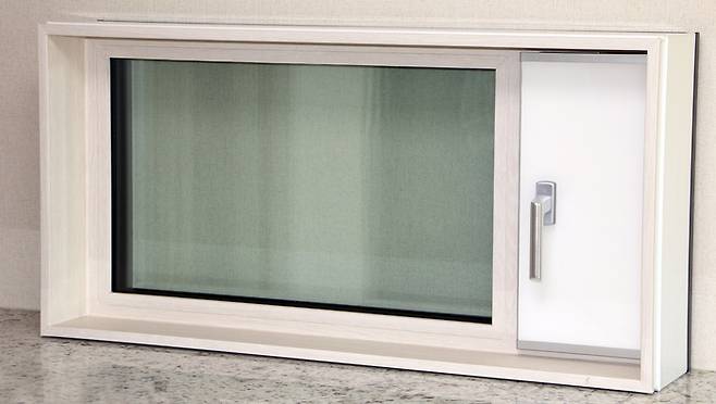 KCC가 출시한 주방 전용 시스템 창호. 창호 프레임 두께를 대폭 줄여 시원한 개방감과 세련된 디자인이 특징이다.