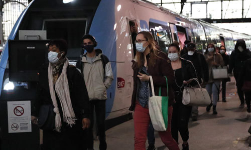 프랑스 파리의 생 라자르 철도역에서 출근하는 시민들이 일제히 마스크를 쓰고 열차를 빠져나오고 있다. 파리 AP=연합뉴스