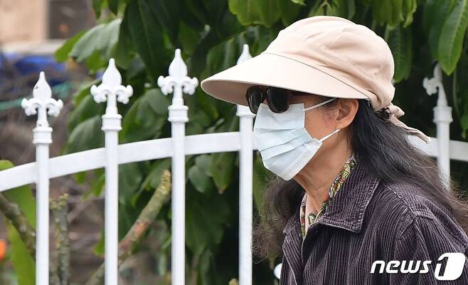 미국 캘리포니아주에서 한 여성이 마스크를 쓰고 길을 걷고 있다. © AFP=뉴스1