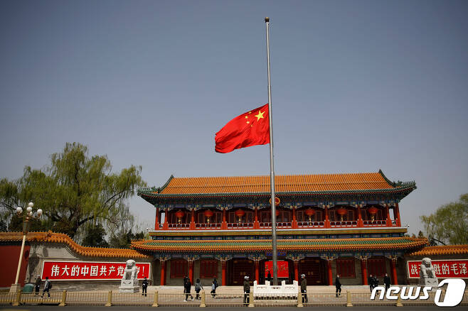 지난달 5일 중국 청명절 행사에서 코로나19 희생자를 추모하기 위한 조기가 게양돼 있다. © 로이터=뉴스1