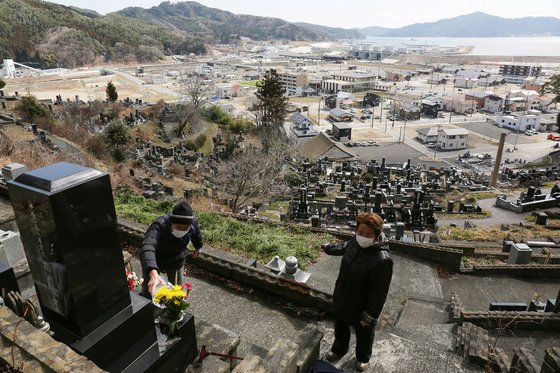 이와테현은 인구밀도가 낮고 다른 현에 비해 노인 인구 비율이 높은 편이다. 사진은 이와테현 주민들이 지난 3월 동일본 대지진 9주기를 맞이해 친척들의 묘에 꽃을 바치고 있는 모습. [AFP=연합뉴스]