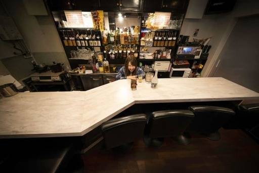 한 스낵바 내부 모습. 일본인 들은 퇴근길 혼자 스낵바에서 술을 마시곤 한다. 사진=야후 캡처
