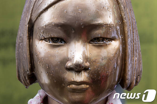 옛 주한일본대사관 인근에 설치돼 있는 일본군 위안부 피해자를 상징하는 '평화의 소녀상'이 비에 젖어 있는 모습. 2017.8.23/뉴스1 © News1 이승배 기자