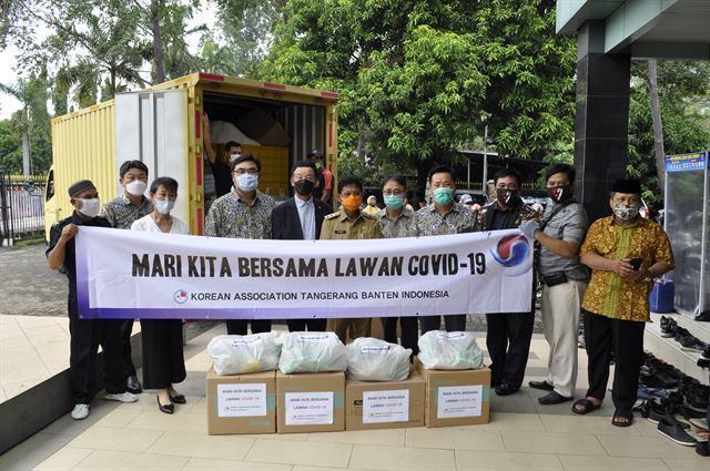 채만용(왼쪽 다섯 번째) 회장 등 인도네시아 땅그랑반튼한인회 회원들이 19일 탕에랑 지역에 코로나19 구호품을 전달하고 있다. 땅그랑반튼한인회 제공