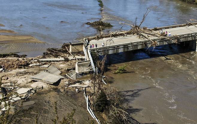 미국 미시간주에 쏟아진 폭우로 무너진 이든빌댐에 20일(현지시간) 홍수로 떠내려온 나무들이 어지럽게 걸려 있다. 인근 주민 1만여명은 긴급 대피했다. 미시간 | 연합뉴스