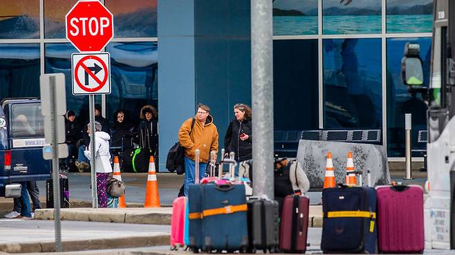 로얄 캐리비안 크루즈선에서 하선한 승객들 (사진=게티이미지코리아)