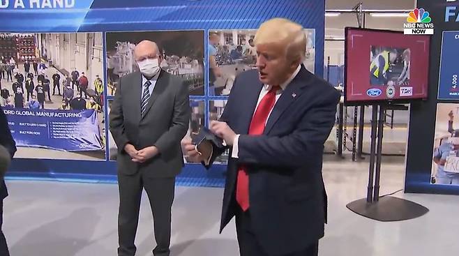 자신이 썼던 마스크를 꺼내 보이는 도널드 트럼프 대통령 <NBC뉴스 영상 캡처>