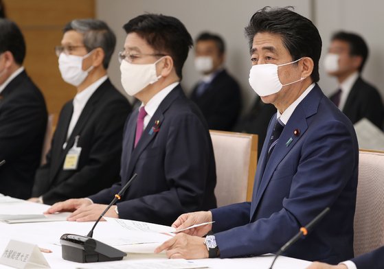 아베 신조 (오른쪽) 일본 총리가 지난 21일 총리관저에서 코로나19 정부대책본부 회의에 참석해 발언하고 있다. [지지통신=연합뉴스]