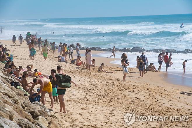 프랑스 보르도 인근 라카나우 지역 해변에서 21일(현지시간) 바다를 즐기는 시민들. [EPA=연합뉴스 자료사진]