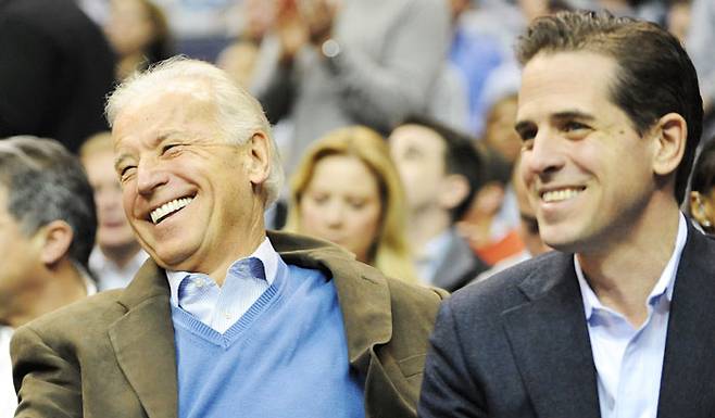 조 바이든(왼쪽) 전 부통령과 아들 헌터 바이든이 2010년 미 워싱턴DC에서 열린 대학 농구 시합을 관람하며 웃고 있다. /게티이미지코리아