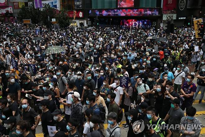 '홍콩보안법' 반대하며 거리로 쏟아져나온 홍콩 시민들 (홍콩 EPA=연합뉴스) 중국 전국인민대표대회(전인대)가 홍콩 의회 대신 '홍콩 국가보안법'(홍콩보안법)을 직접 제정하려 하자 반발한 홍콩 시민들이 24일 번화가인 코즈웨이베이로 몰려나와 시위를 벌이고 있다. ymarshal@yna.co.kr
