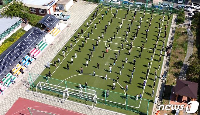 인천교육청이 미추홀구·중구·동구·남동구·연수구 내 고등학교 66곳의 고3 학생들을 귀가 조치한 지난 20일 인천 시민들이 미추홀구 풋살장에서 코로나 19 검사를 받기 위해 줄을 서고 있다. 2020.5.20/뉴스1 © News1 정진욱 기자
