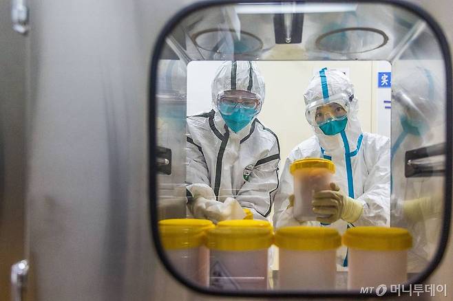 [베이징=신화/뉴시스]지난 2월25일 중국 베이징의 중국질병통제예방센터 연구실에서 직원들이 저장(浙江)성 질병통제예방센터에서 보내온 신종 코로나바이러스 변종을 검사하고 있다. 우한 바이러스연구소는 신종 코로나바이러스 감염증(코로나19)을 일으키는 바이러스가 이 연구소에서 유래됐다는 주장에 대해 연구소는안전 기준을 엄격하게 준수, 바이러스가 유출될 가능성은 전혀 없다고 연구소의 고위 관리들이 밝혔다. 2020.5.11