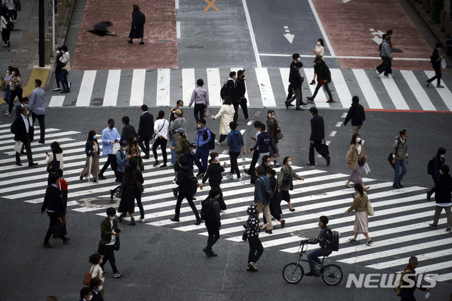 [도쿄=AP/뉴시스]지난 22일 일본 도쿄에서 마스크를 쓴 시민들이 횡단보도를 건너고 있다. 2020.05.25.