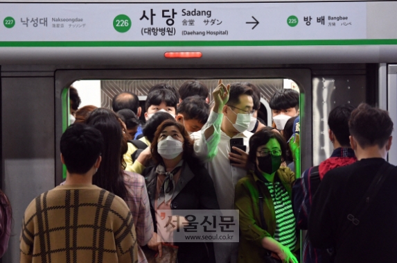 지하철 혼잡시간대 마스크 미착용자의 탑승제한이 시행된 13일 서울 사당역에서 시민들이 마스크를 쓴채 지하철을 이용하고 있다. 2020.5.13.박지환 기자 popocar@seoul.co.kr