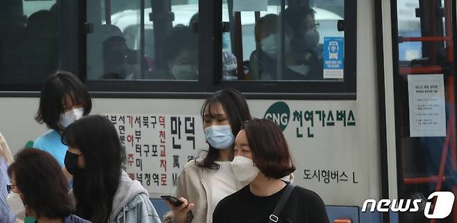 26일 오전 부산 부산진구 서면의 한 버스정류장에 시민들이 마스크를 착용하고 대중교통을 이용하고 있다. 이날부터 버스 등 대중교통 이용 시 마스크를 착용하지 않으면 탑승이 제한된다. 2020.5.26/뉴스1 © News1 여주연 기자