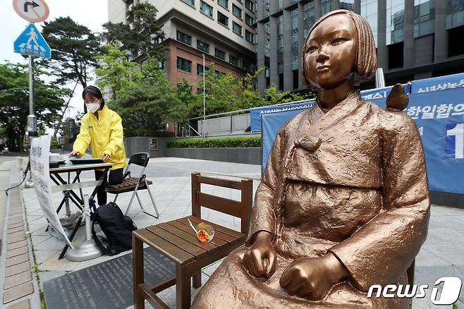 26일 오후 서울 중구 옛 일본대사관 앞에 설치된 평화의 소녀상 주위로 시민들이 오가고 있다. 2020.5.26/뉴스1 © News1 민경석 기자