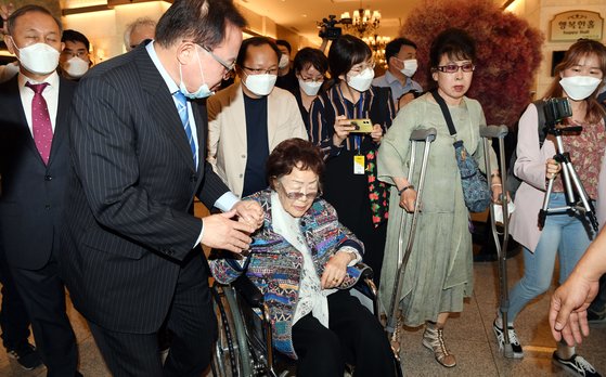 일본군 위안부 피해자 이용수 할머니가 25일 오후 대구 수성구 만촌동 인터불고 호텔에서 기자회견을 끝내고 회견장을 떠나고 있다. 연합뉴스