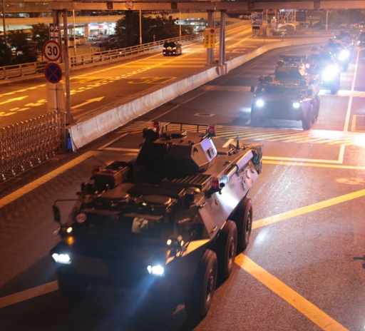 지난 2019년 8월 29일 홍콩에서 교대 주둔할 중국 인민해방군을 태운 군용 차량들이 본토 선전의 황강(皇崗) 항을 지나고 있다. 연합뉴스