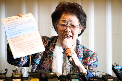 지난 25일 오후 일본군 위안부 피해자 이용수(92) 할머니가 대구 수성구 만촌동 인터불고 호텔에서 기자회견을 하고 있다. 대구=연합뉴스