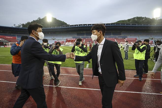 부천 FC 송선호 감독(왼쪽)이 26일 부천종합운동장에서 열린 제주 유나이티드와 경기를 앞두고 남기일 감독과 인사하고 있다. 프로축구연맹 제공