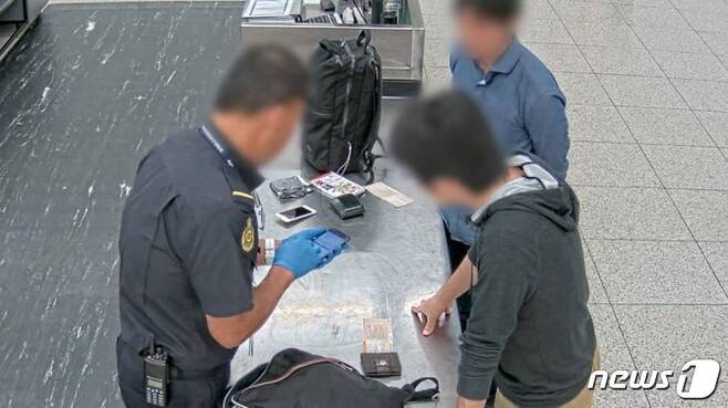 작년 11월2일 호주 퍼스 국제공항에서 아동 음란물 수백건이 저장된 스마트폰을 갖고 입국한 일본인 남성이 체포됐다. (호주 국경경비대) © 뉴스1
