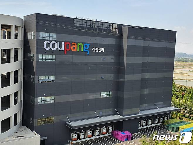 신종 코로나바이러스 감염증(코로나19) 확진자가 나온 경기 부천 오정동 쿠팡 신선물류센터에 27일 오후 적막이 흐르고 있다.. 2020.5.27/뉴스1 © News1 황덕현 기자
