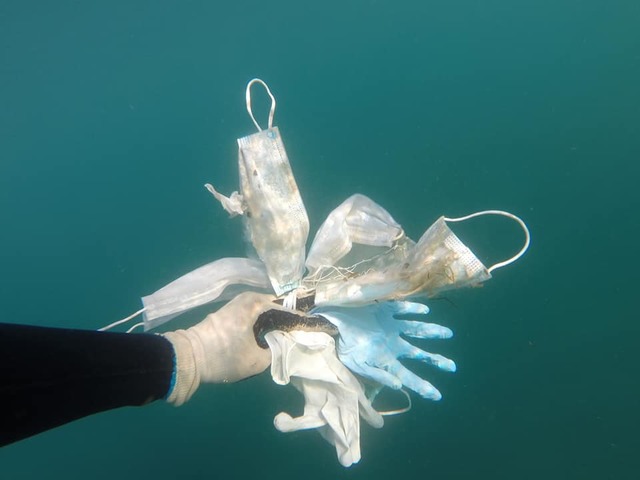 [서울=뉴시스]프랑스 비정부 환경단체 '깨끗한 바다 작전'(Clean Sea Operation)이 지중해에서 수거한 마스크와 일회용 장갑. <출처: 페이스북> 2020.5.27.