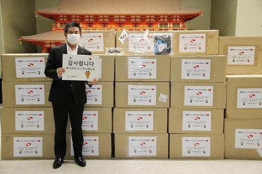 일본 나카가와 겐(사진) 나라시장이 경북 경주시가 보내온 방역물품을 받은 뒤, ‘감사합니다’라는 팻말을 들고 서 있다. 연합뉴스
