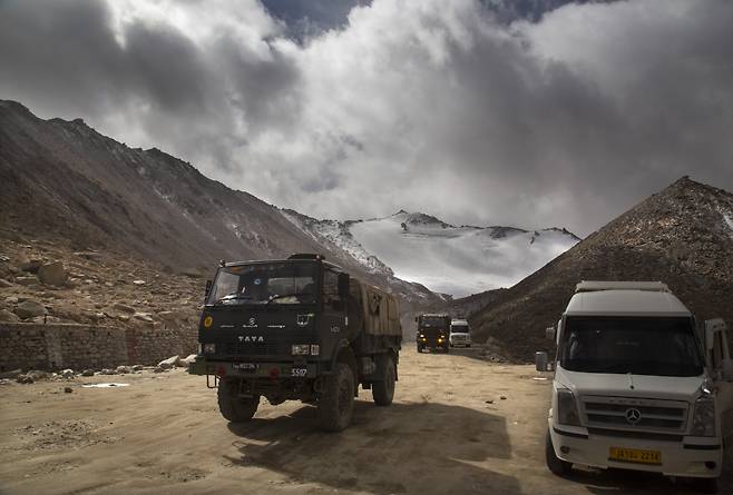 2018년 9월14일 인도군 트럭이 히말리아 라다크 국경 지역 판공차 호수 근처를 지나고 있다. ｜AP연합뉴스