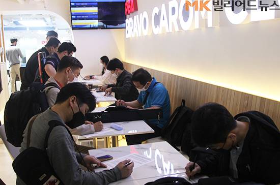 트라이아웃1 참가자들은 "코로나19" 확산 방지를 위해 경기장 출입시 사전문진표를 의무적으로 작성해야 한다. 대회 참가자들이 문진표를 작성하고 있다.