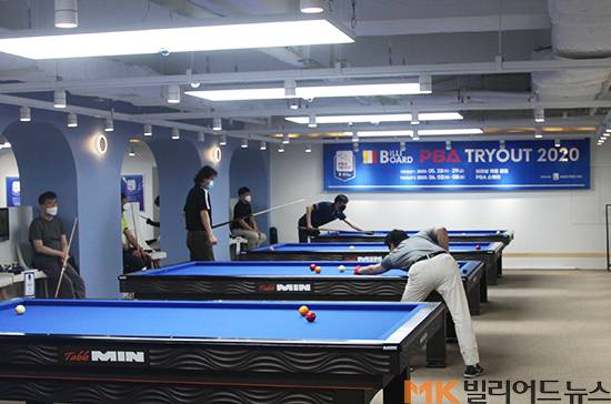 트라이아웃 1 첫째날 결과 2연승을 거두며 "2승요건"을 충족한 93명이 트라이아웃2 진출을 확정했다. PBA스퀘어점에서 선수들이 경기하고 있다.