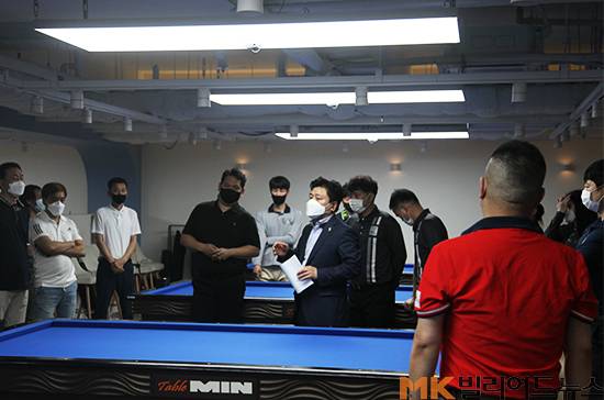 이날 트라이아웃은 "코로나19" 확산방지를 위해 별도의 사전행사없이 진행됐다. 경기 시작 전 안진환 심판위원장(사진 가운데)이 선수들에게 경기규칙을 설명하고 있다.