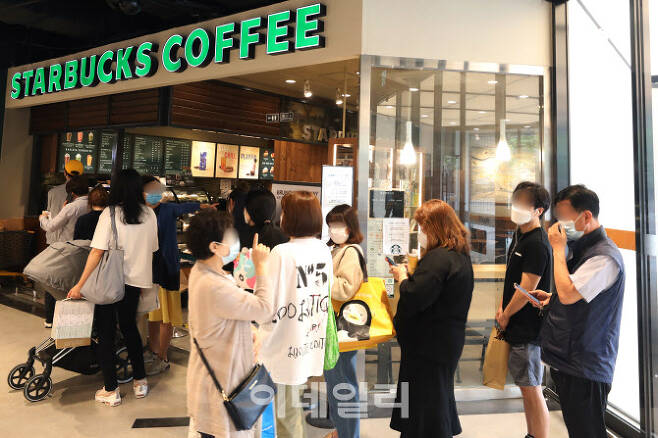 지난 28일 서울 노원구 이마트타운 월계점 스타벅스 매장에서 고객들이 ‘서머e-프리퀀시’ 이벤트를 위해 줄을 서 있다.(사진=뉴스1)