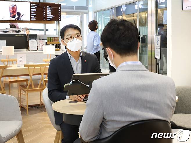 이정웅 롯데하이마트 수원지사장이 메가스토어 수원점에 대해 설명하고 있다. © 뉴스1