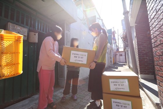 지난 3월 굿네이버스 직원들이 코로나19로 어려움을 겪고있는 대구·경북의 취약계층 가정에 식료품이 담긴 희망찬 키트를 전달하는 모습. [사진 굿네이버스]