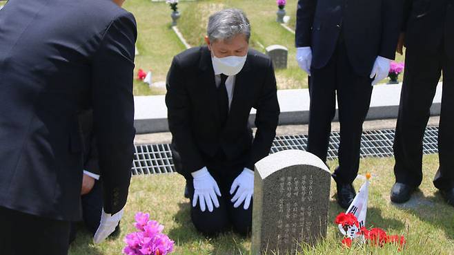 5·18 묘지에 무릎 꿇은 노재헌 씨 (사진=국립 5·18 민주묘지 제공, 연합뉴스)