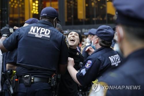 경찰에 체포되는 '흑인 사망' 규탄 뉴욕 시위대 (뉴욕 AP=연합뉴스) 28일(현지시간) 미국 뉴욕에서 흑인 남성 조지 플로이드가 백인 경찰의 가혹 행위로 숨진 사건에 항의하는 시위가 벌어진 가운데 한 시위 참가자가 경찰에 체포되고 있다.  leekm@yna.co.kr
