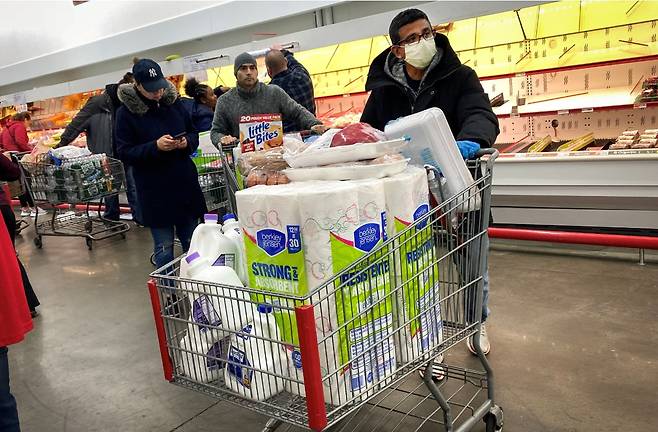 미국의 한 쇼핑몰 매장에서 시민들이 생필품을 사재기 하고 있다. 로이터/연합뉴스
