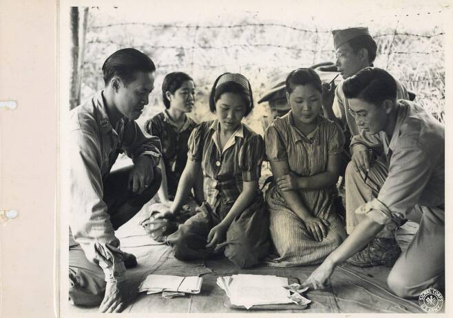 1944년 8월14일 미얀마 미치나에서 촬영된 한국인 위안부 피해자들의 모습이다./서울시·서울대 정진성 연구팀 제공