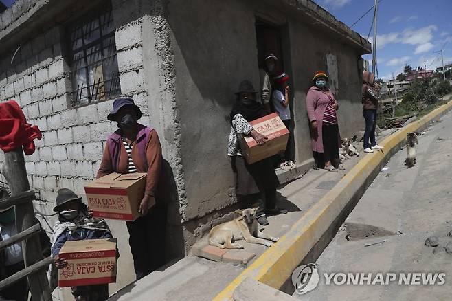 정부가 배포한 식량 상자 받아든 에콰도르 키토 외곽 주민들 [AP=연합뉴스 자료사진]