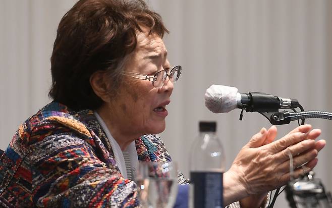 일본군 위안부 피해자인 이용수 할머니가 지난 25일 대구 한 호텔에서 기자회견을 하고 있다.   김창길 기자
