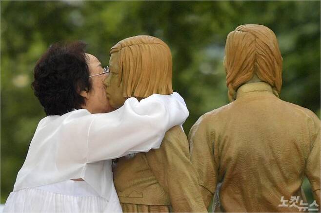 '일본군 위안부 피해자 기림비' 동상 제막식에서 이용수 할머니가 제막된 동상을 얼싸안고 있다(사진=박종민 기자/자료사진)