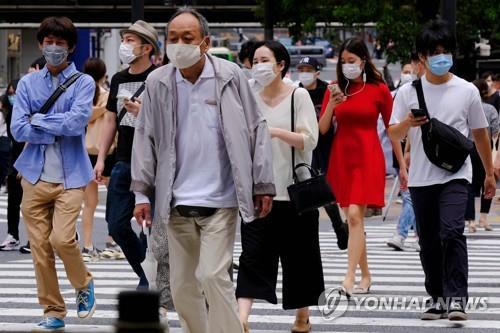 (도쿄 AFP=연합뉴스) 31일 일본 도쿄도(東京都)에서 마스크를 쓴 사람들이 횡단보도를 건너고 있다. 일본 정부의 신종 코로나바이러스 감염증(코로나19) 대응이 미숙하다는 지적이 나오는 가운데 아베 신조(安倍晋三) 내각의 지지율은 하락했다. 2020.5.31