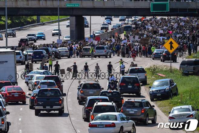 31일(현지시간) 미네소타 주 세인트폴에서 시위대가 행진을 하면서 국도를 막고 있다. © AFP=뉴스1