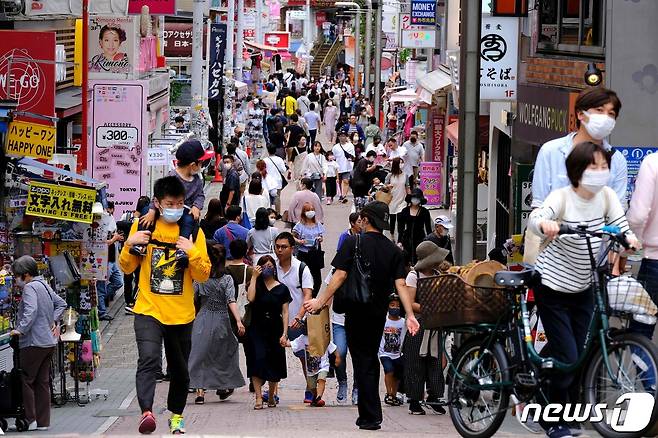 31일 일본 도쿄 하라주쿠의 다케시타 거리가 인파로 북적이고 있다. © AFP=뉴스1