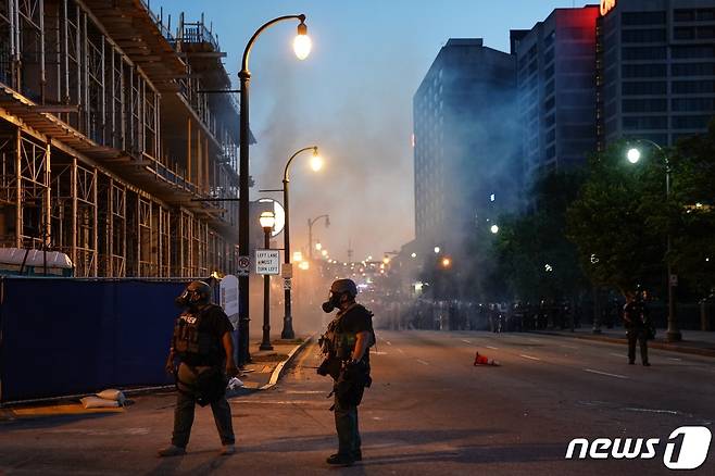 30일 미국 조지아주 애틀랜타에서 흑인 조지 플로이드의 사망에 항의하는 이들이 시위를 벌인 뒤 거리에 최루탄 연기가 가득찼다. © AFP=뉴스1