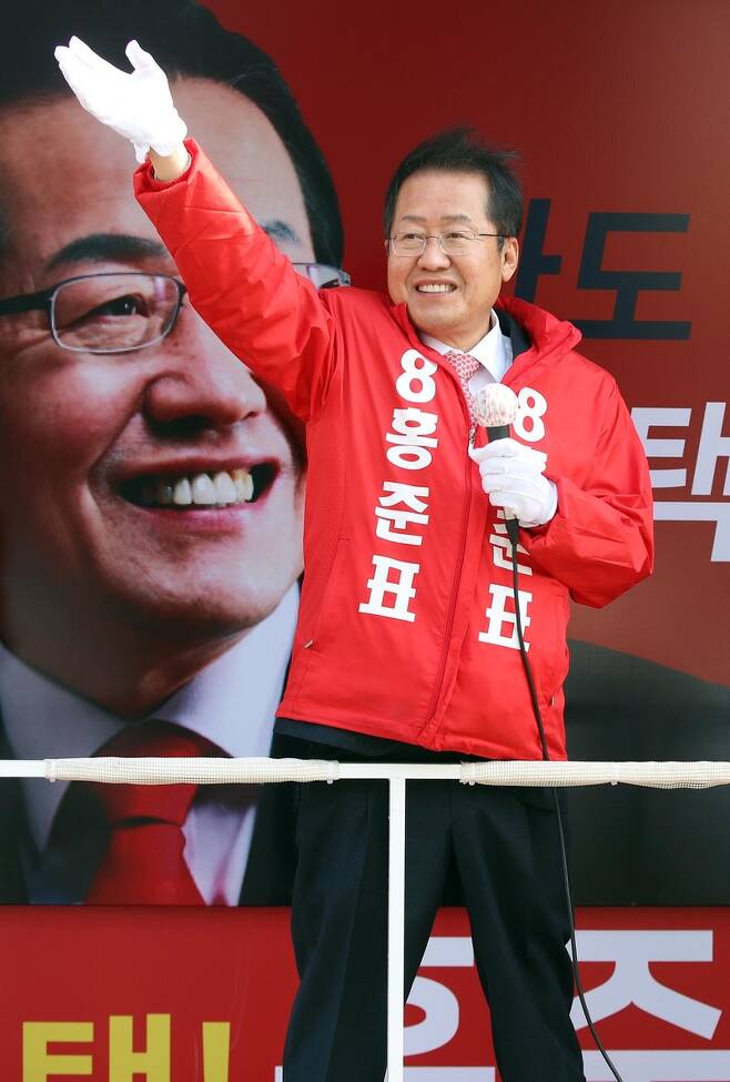 무소속 홍준표 의원이 지난달 16일 오후 대구시 수성구 두산오거리 인근에서 당선 인사를 하고 있다. 연합뉴스